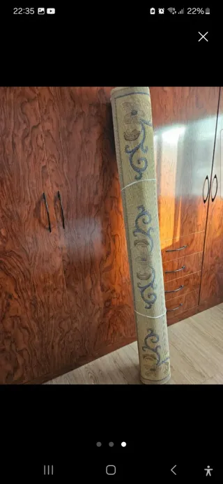 Alfombra beige con diseño floral azul