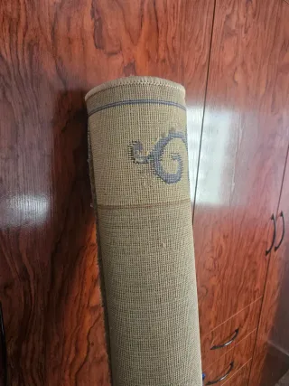 Alfombra beige con diseño floral azul