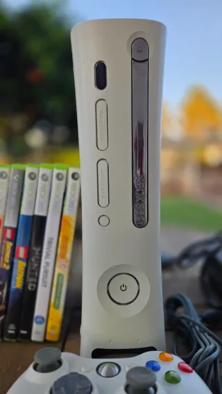 Xbox 360 con 2 mandos y 17 juegos y 4 pulsadores