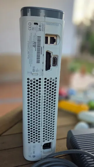 Xbox 360 con 2 mandos y 17 juegos y 4 pulsadores