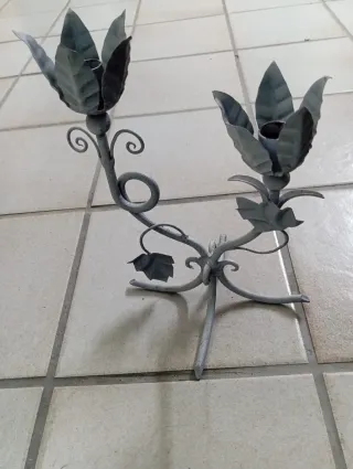 Candelabro decorativo de metal gris