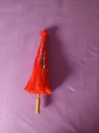 Sombrillas de papel y madera