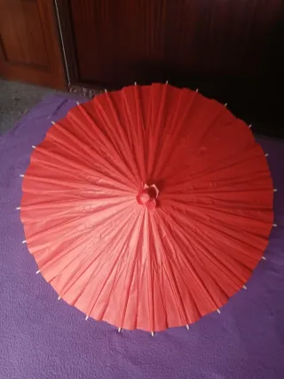 Sombrillas de papel y madera