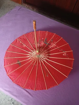 Sombrillas de papel y madera