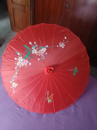 Sombrillas de papel y madera