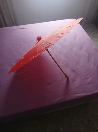 Sombrillas de papel y madera