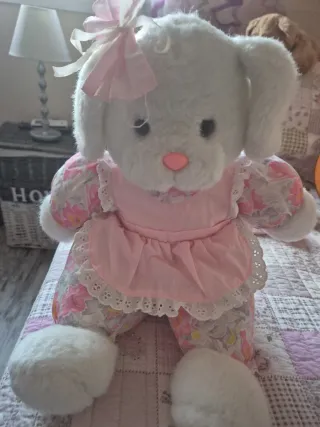 Peluche blanco con vestido floral rosa