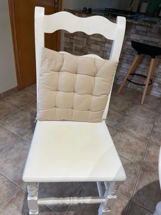 Mesa y 4 Sillas Blancas