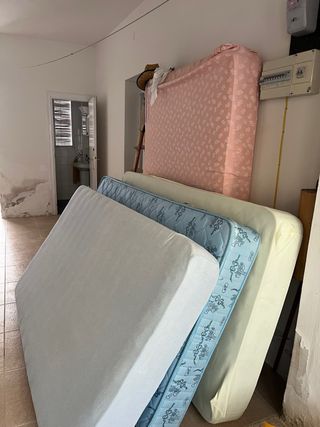 Cama + colchon, mueble salon, mesa, sofa + sillon