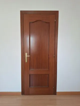 Puerta de madera con cristal decorado