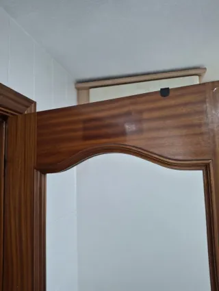 Puerta de madera con cristal decorado