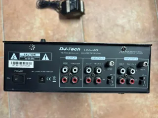 Mesa de mezclas DJ Tech UM120