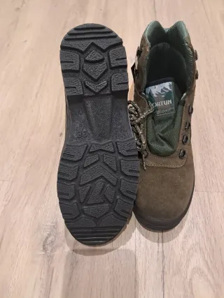 Botas de campo marrones y verdes