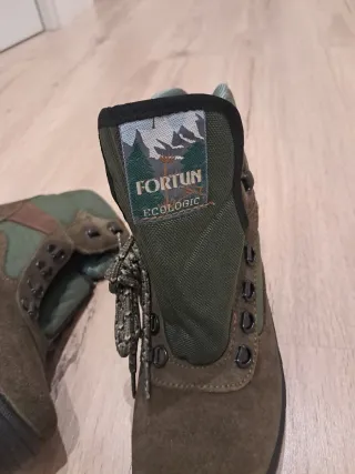 Botas de campo marrones y verdes