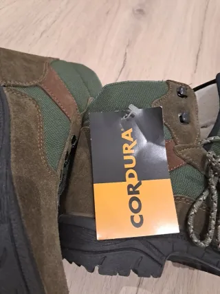 Botas de campo marrones y verdes