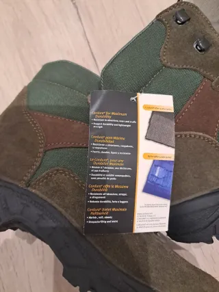 Botas de campo marrones y verdes