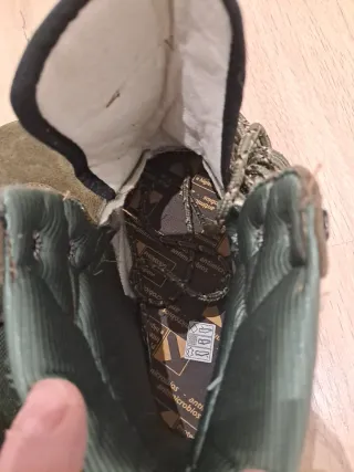 Botas de campo marrones y verdes