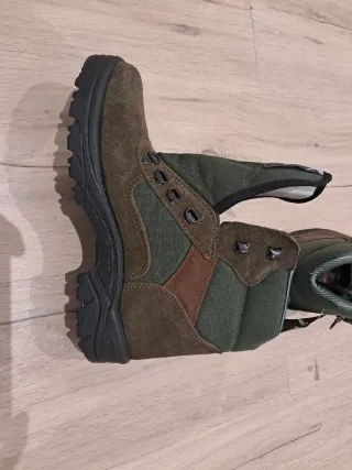 Botas de campo marrones y verdes