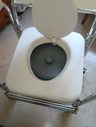 Silla WC portátil con cubeta y frenos