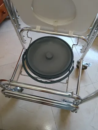 Silla WC portátil con cubeta y frenos