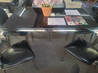 Mesa de comedor y 4 sillas