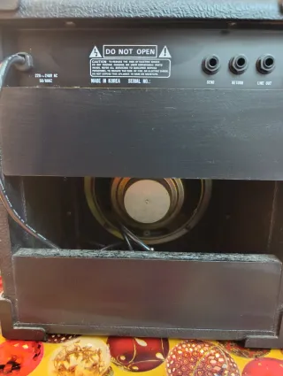 Amplificador Academy CG 20 + Pedal Behringer UM300