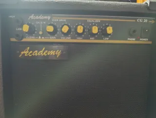 Amplificador Academy CG 20 + Pedal Behringer UM300