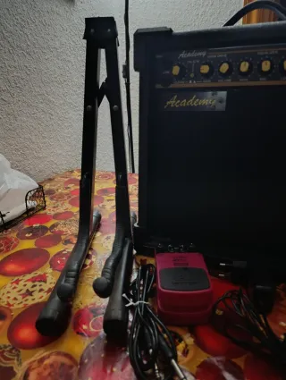 Amplificador Academy CG 20 + Pedal Behringer UM300