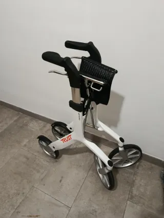 Andador con asiento y ruedas