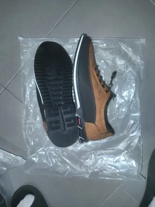 Zapatos casuales marrones y negros