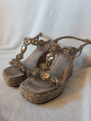 Sandalias Alma en Pena Beige y Doradas