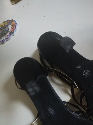 Zapatos de baile negros y dorados