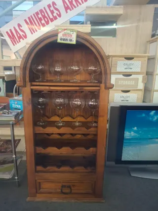 Vitrina de madera con copas y botellero