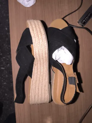 Sandalias cuña negras cruzadas esparto