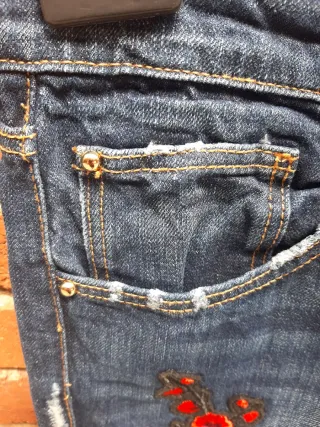 Pantalón vaquero Zara bordado floral T.36