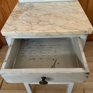 Mesita de noche de mármol y madera