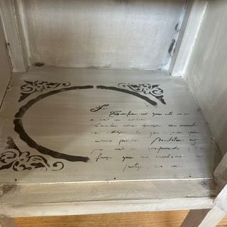 Mesita de noche de mármol y madera