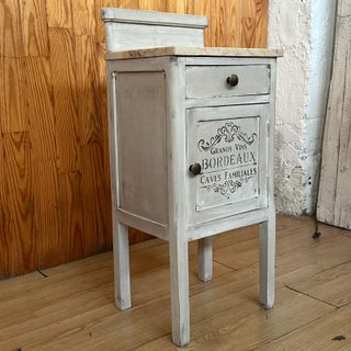 Mesita de noche de mármol y madera