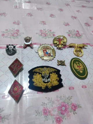 Insignias y Pins Militares Variados