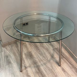 Mesa de cristal moderna y elegante