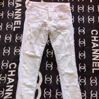 Pantalones Blancos con Diseño Vintage