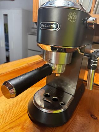 Cafetera Delonghi Semiautomática Negra