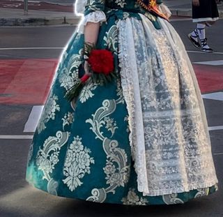 Se Confeccionan Faldas de Fallera