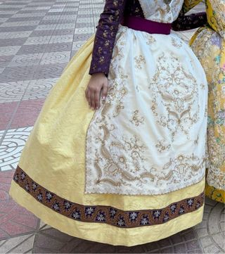 Se Confeccionan Faldas de Fallera