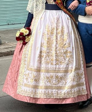 Se Confeccionan Faldas de Fallera