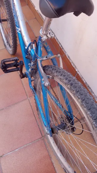 Bicicleta de montaña azul y plateada