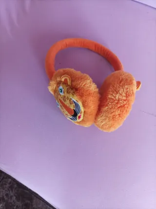 Orejeras de invierno con cara de león . Cascos .