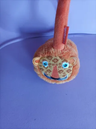 Orejeras de invierno con cara de león . Cascos .