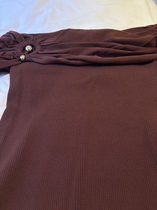 Top Zara marrón drapeado con detalle joya