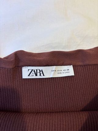 Top Zara marrón drapeado con detalle joya